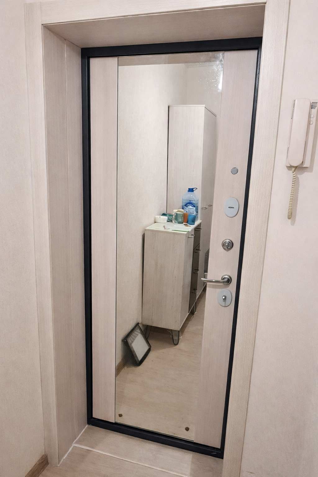 Фото двери дверь Labirint Beton 24 (металлическая дверь, входная дверь) после монтажа 2